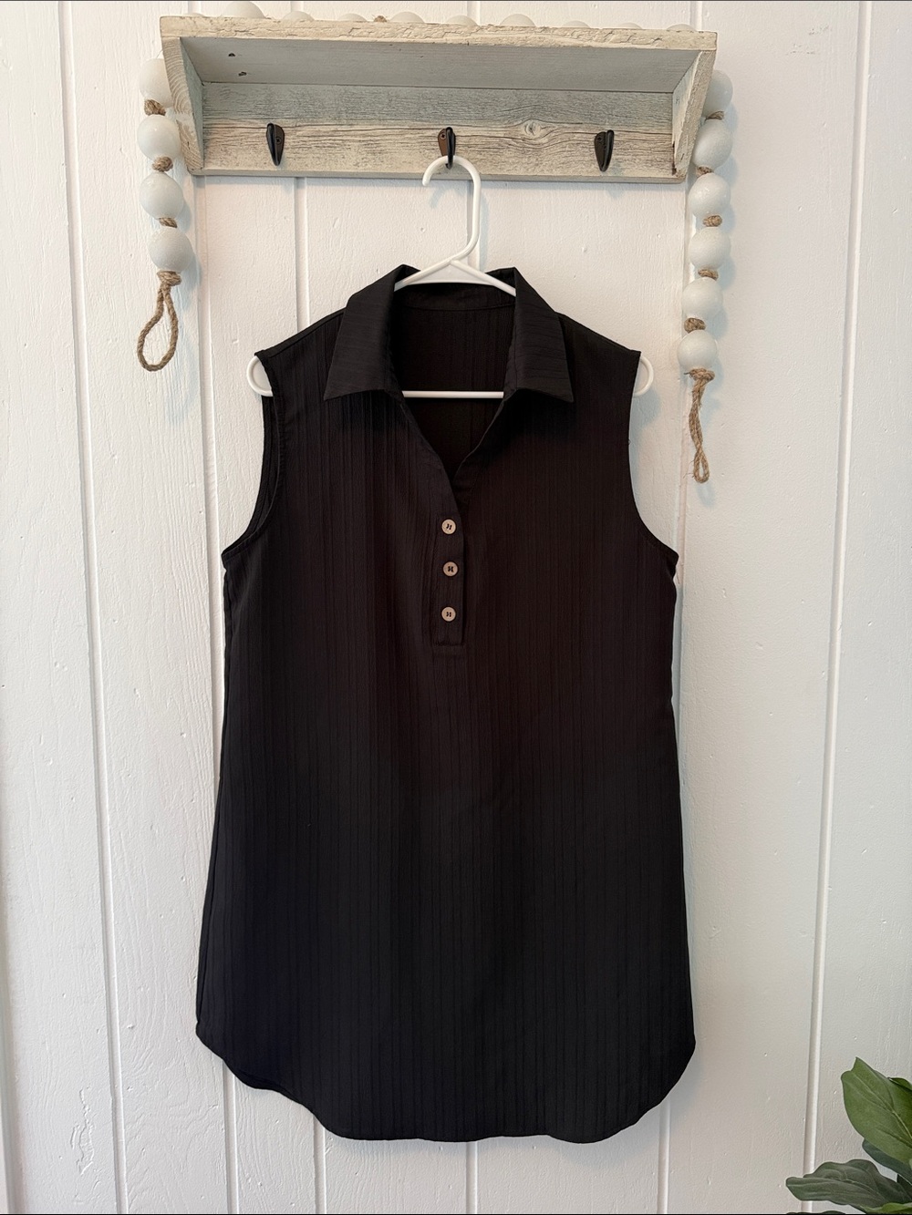 Sleeveless Collared Black Dress